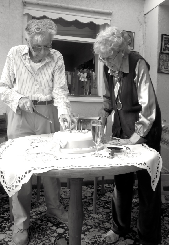 Daphne and Ray cutting cake