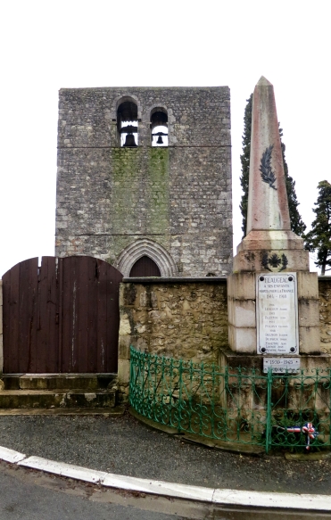 Flaugeac Church and war memorial 1.13