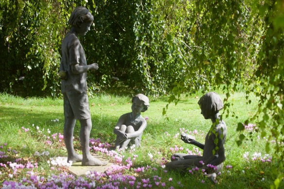 Three girls sculptures